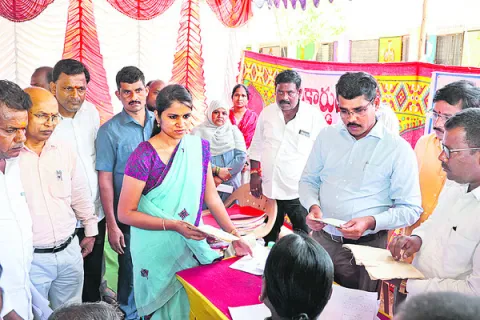 భూ సమస్యలు పరిష్కరించాలి