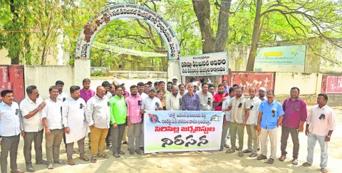 పత్రికా స్వేచ్ఛపై దాడి సరికాదు