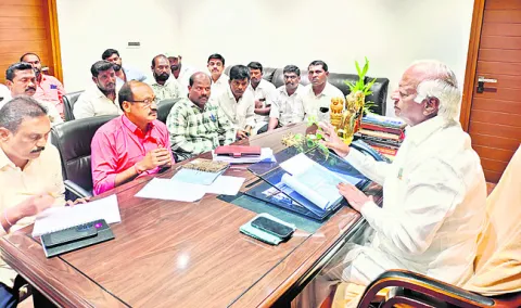 అధికారులు బాధ్యతగా పనిచేయాలి