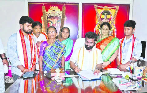 దుర్గగుడి ఈవో బాధ్యతల స్వీకారం 