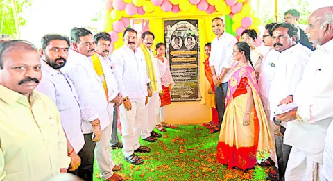 బాలికల వసతి భవనానికి  శంకుస్థాపన  
