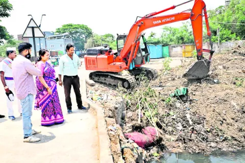 నాలాల పూడికతీత వేగవంతం చేయాలి