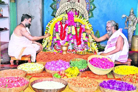 శోభాయమానంగా అమ్మవారికి పుష్పయాగం