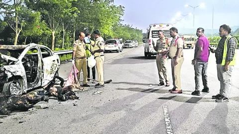 కారులో మంటలు.. ఇద్దరు సజీవ దహనం 