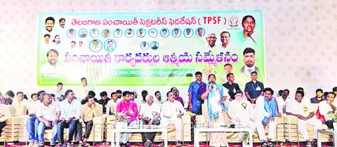 గ్రామాలకు కార్యదర్శులే పట్టుకొమ్మలు 