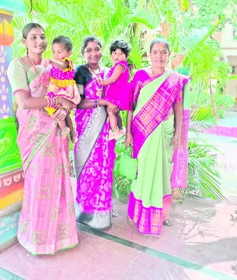 కన్నీళ్లు దిగమింగుకొని..  కూతుళ్లను చదివించి.. 
