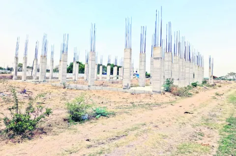సమీకృతం.. పిల్లర్లకే పరిమితం 
