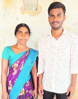 కూలీ పనిచేస్తూ.. కొడుకును చదివిస్తూ..
