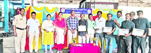 ఉత్తమ ఉద్యోగులకు ప్రగతిచక్రం అవార్డులు 