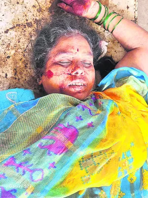 బైక్‌పై నుంచి పడి మహిళ మృతి
