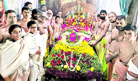 నృసింహునికి లక్ష పుష్పార్చన 
