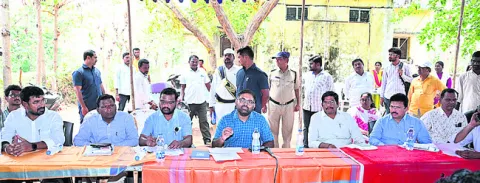 భూ నిర్వాసితులకు పరిహారం అందించాలి