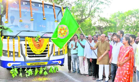 హైదరాబాద్‌, కాకినాడలకు కొత్త బస్సులు 