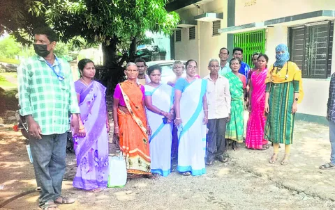 పది మందికి ఉచిత కంటి ఆపరేషన్లు 
