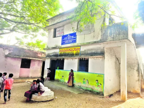 శిథిల భవనాల్లో కార్యాలయాలు