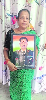 సంతోష్‌బాబు ఎంతో  జాలి కలవాడు
