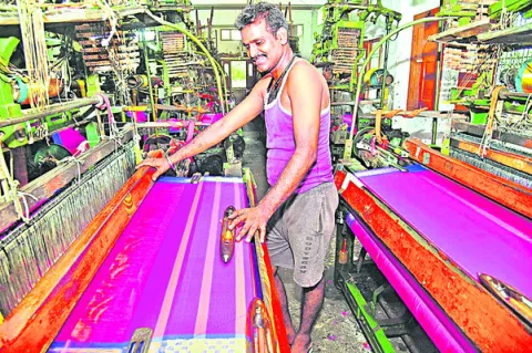 నేతన్నల ఖాతాల్లో యారన్‌ సబ్సిడీ
