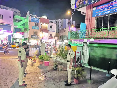 సూపర్‌ బజార్‌ పై నుంచి పడి యువకుడి మృతి  