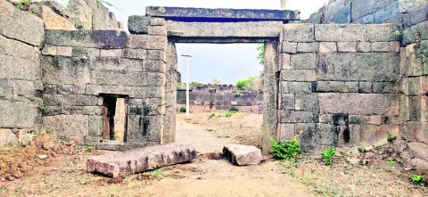 కూలిన రాతికోట దక్షిణ ముఖ ద్వారం పైకప్పు