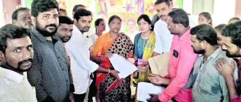 కనీస వేతనం అందించాలని డిమాండ్‌.. 
