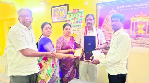 అమ్మవారికి బంగారు ఆభరణం బహూకరణ 