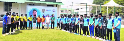 సెమీ ఫైనల్‌కు అనంత, కదిరి జట్లు 
