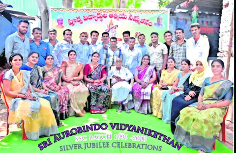 దశాబ్దాల తర్వాత కలిసిన బాల్య మిత్రులు