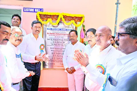 ఉద్యోగ అవకాశాల కల్పనకే ప్రాధాన్యం