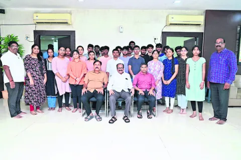 ●‘న్యూవిజన్‌’కు ర్యాంకులు.. 
