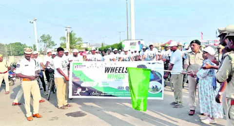 వేసవిలో పక్షులకు నీరందించాలి