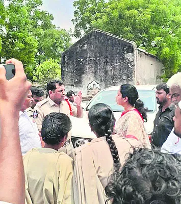‘రెడ్‌ బుక్‌’ పోలీసింగ్‌ 