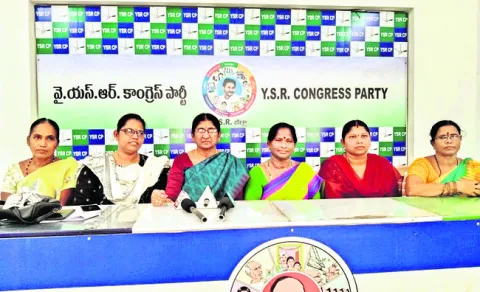 మాజీ మంత్రి విడదల రజనిపై పోలీసుల తీరు అమానుషం