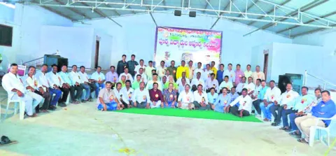 దశాబ్దాల తర్వాత కలిసిన బాల్య మిత్రులు
