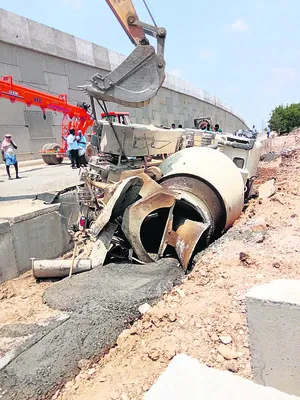 మిల్లర్‌ మీదపడి రోడ్డు నిర్మాణ కూలి మృతి