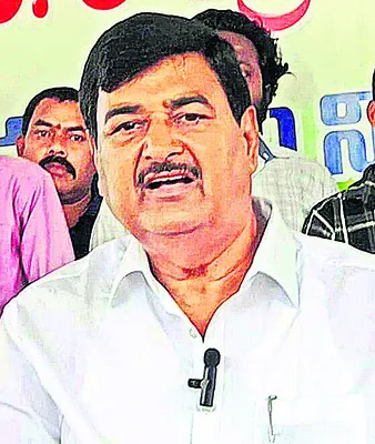 మాజీ మంత్రి రజినిపై పోలీసుల చర్య హేయం 