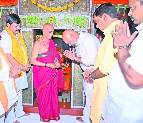 సైనికులకు అండగా నిలబడాలి 