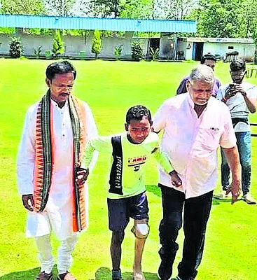 దివ్యాంగులను ఆదరించడం సామాజిక బాధ్యత 