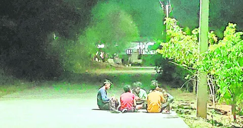 రోడ్డుపైనే సిట్టింగ్‌