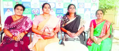 మహిళలపై పోలీసుల వైఖరి సిగ్గుచేటు