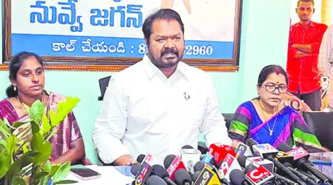 మాజీ మంత్రి రజనీపై  పోలీసుల తీరు అమానుషం 