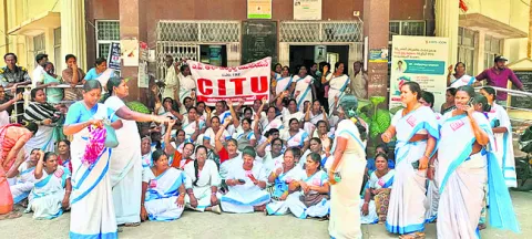 ఆశా కార్యకర్తపై దాడికి పాల్పడిన నర్స్‌పై చర్యలు తీసుకోవ