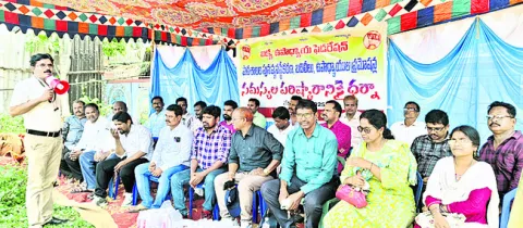 పూటకో మాట.. రోజుకో నిబంధన 