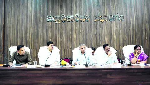 20న లక్ష పేద కుటుంబాలకు ఇంటి పట్టాల పంపిణీ 