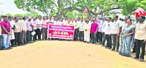 పెండింగ్‌ వేతనాలు చెల్లించాలి 
