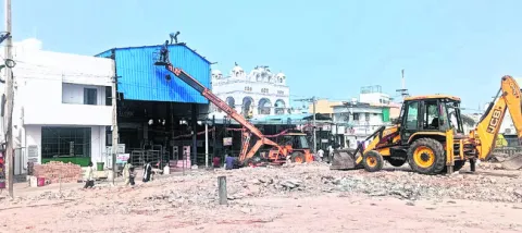 ప్రచార ఆర్భాటాలు..
