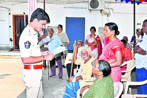 ● ఎస్పీ గ్రీవెన్స్‌కు 61 వినతులు 