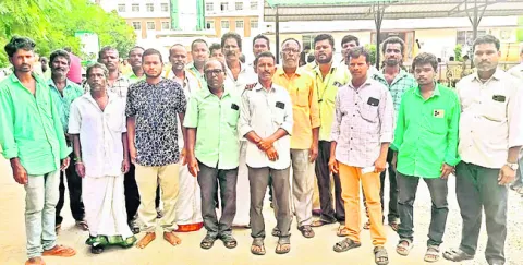  ఇళ్లను కూల్చేందుకు కుట్ర  
