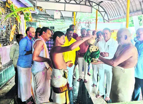 కనుల పండువగా వెంకన్నకు చక్రస్నానం 