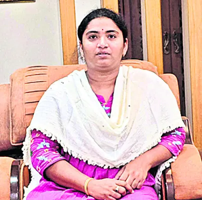 మాజీ మంత్రి విడదల రజనిపై పోలీసుల తీరు దారుణం 