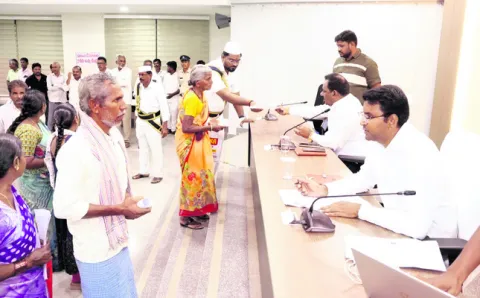 ఫిర్యాదులు ఎప్పటికప్పుడు పరిష్కరించాలి 